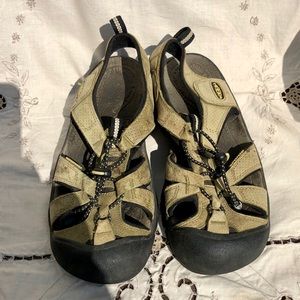 Keen sandals size 7.5